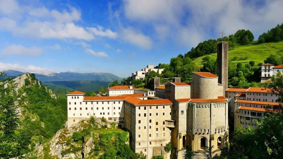 Hotel Loiola Аспейтиа Екстериор снимка